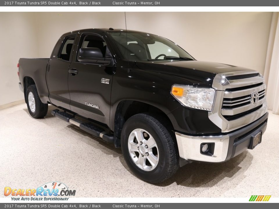 Front 3/4 View of 2017 Toyota Tundra SR5 Double Cab 4x4 Photo #1