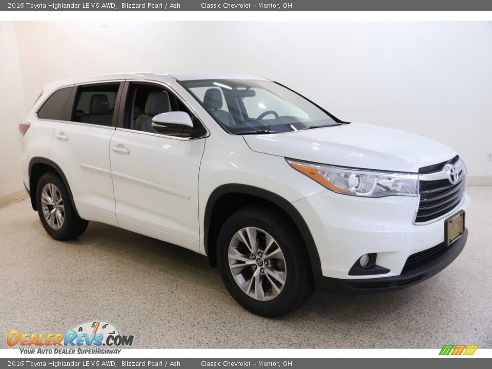 Front 3/4 View of 2016 Toyota Highlander LE V6 AWD Photo #1