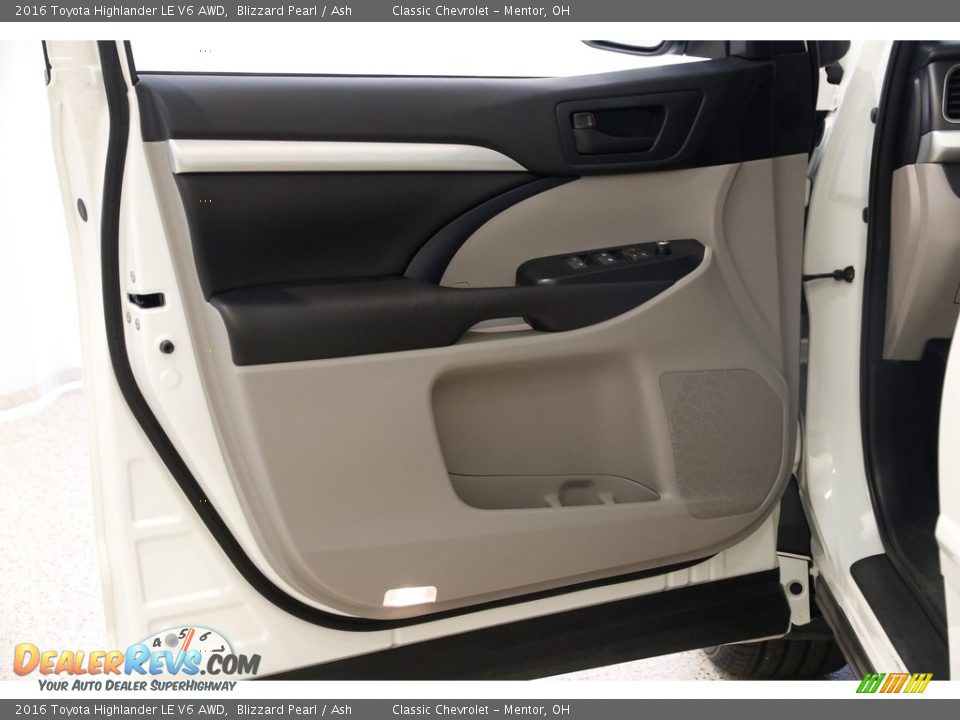 2016 Toyota Highlander LE V6 AWD Blizzard Pearl / Ash Photo #4