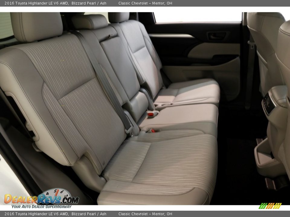 2016 Toyota Highlander LE V6 AWD Blizzard Pearl / Ash Photo #16