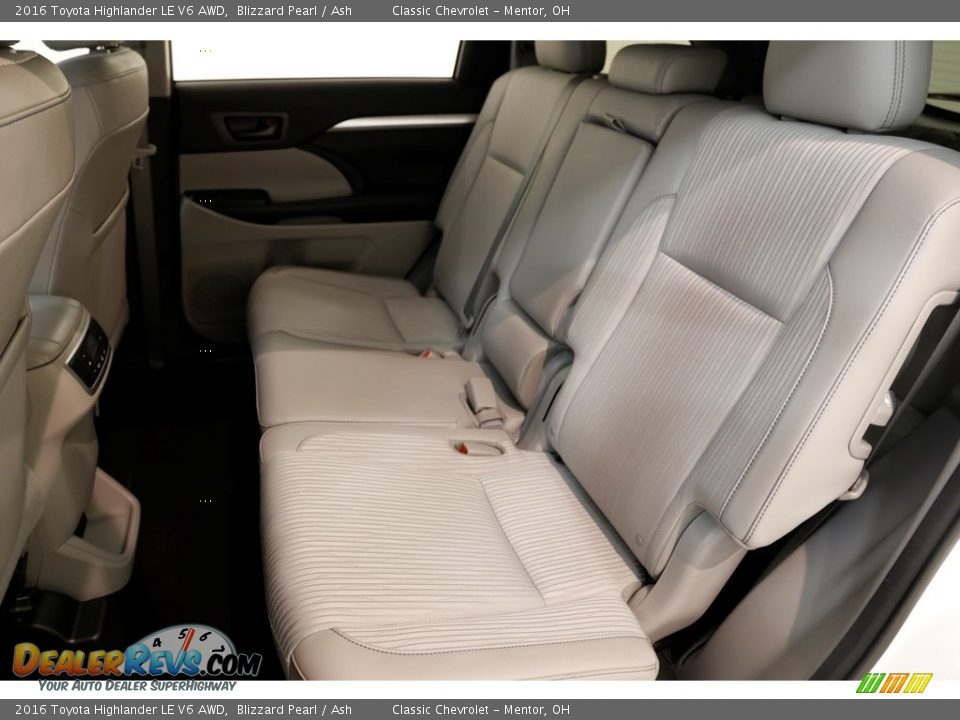 2016 Toyota Highlander LE V6 AWD Blizzard Pearl / Ash Photo #17