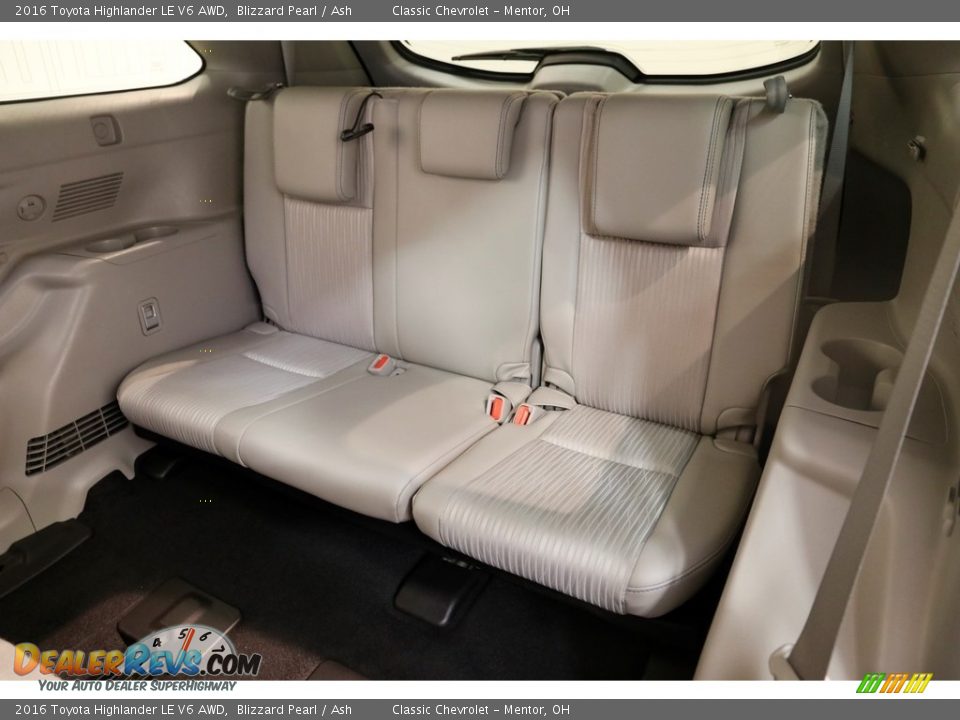2016 Toyota Highlander LE V6 AWD Blizzard Pearl / Ash Photo #18