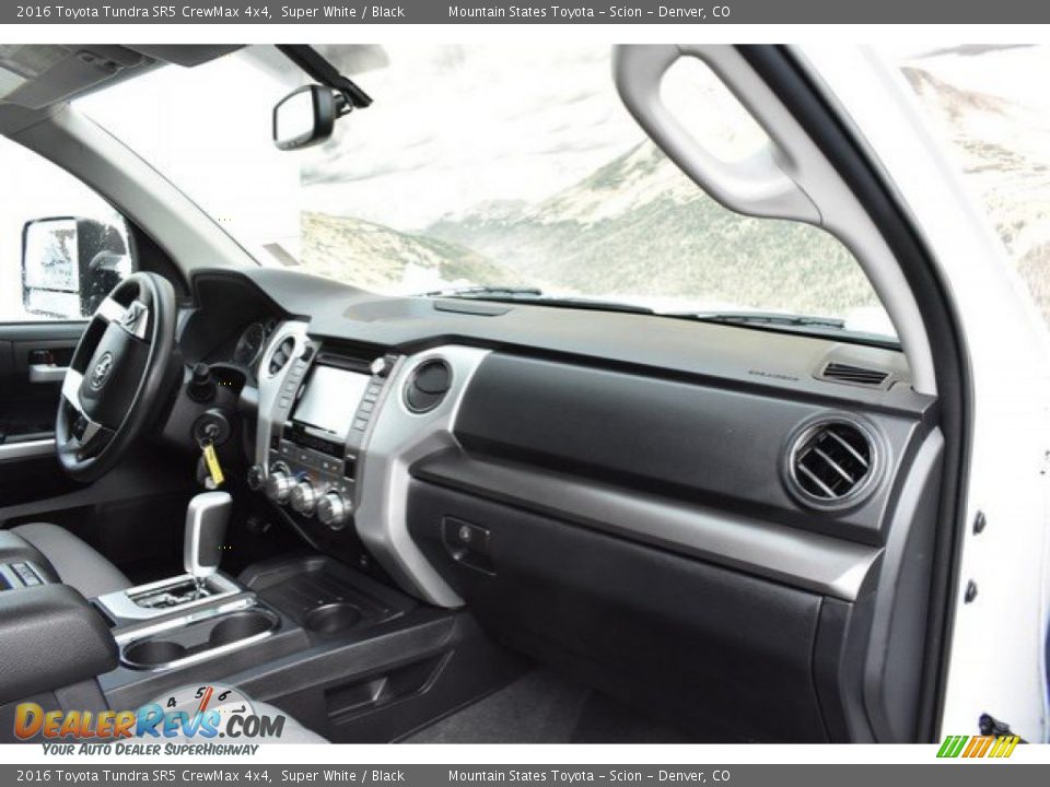 2016 Toyota Tundra SR5 CrewMax 4x4 Super White / Black Photo #16