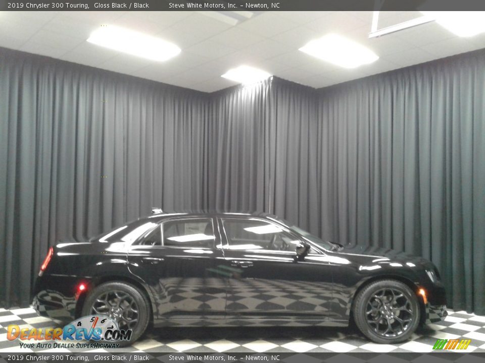 2019 Chrysler 300 Touring Gloss Black / Black Photo #5