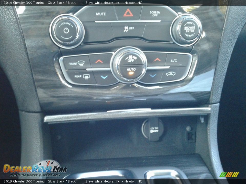 2019 Chrysler 300 Touring Gloss Black / Black Photo #24