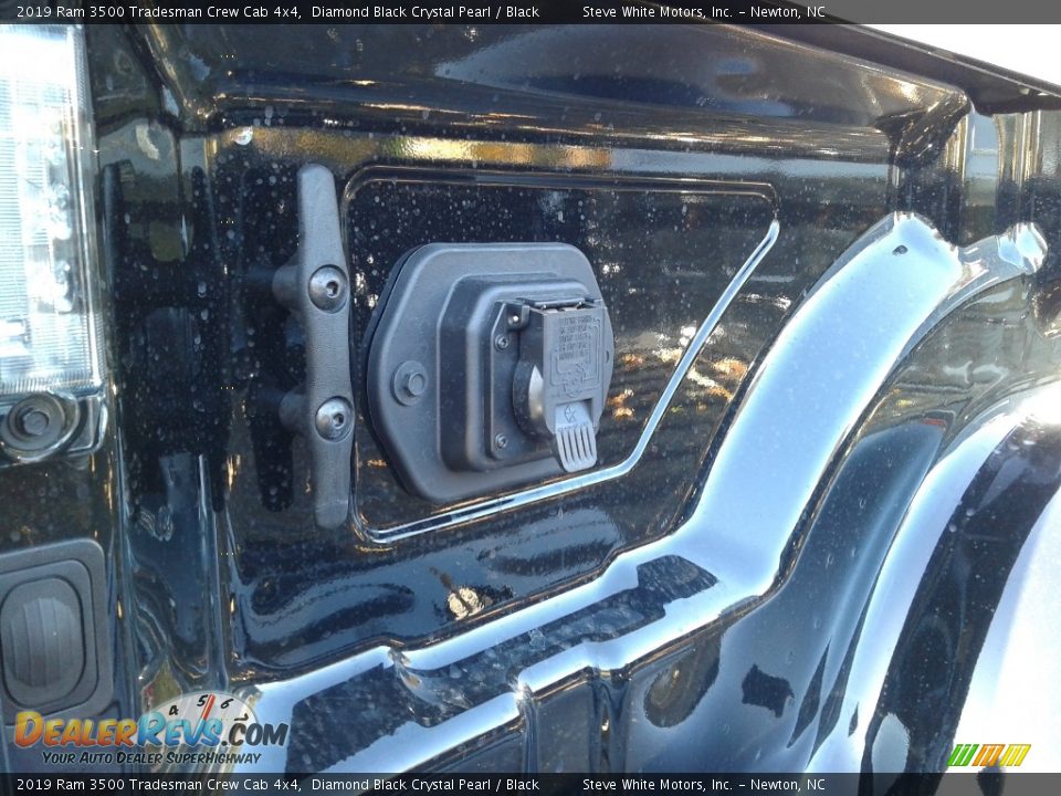 2019 Ram 3500 Tradesman Crew Cab 4x4 Diamond Black Crystal Pearl / Black Photo #12