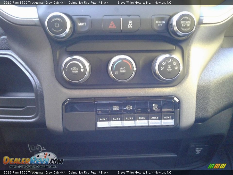 2019 Ram 3500 Tradesman Crew Cab 4x4 Delmonico Red Pearl / Black Photo #24
