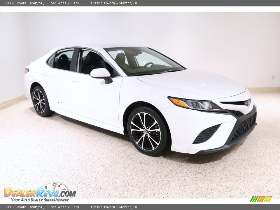 2019 Toyota Camry SE Super White / Black Photo #1