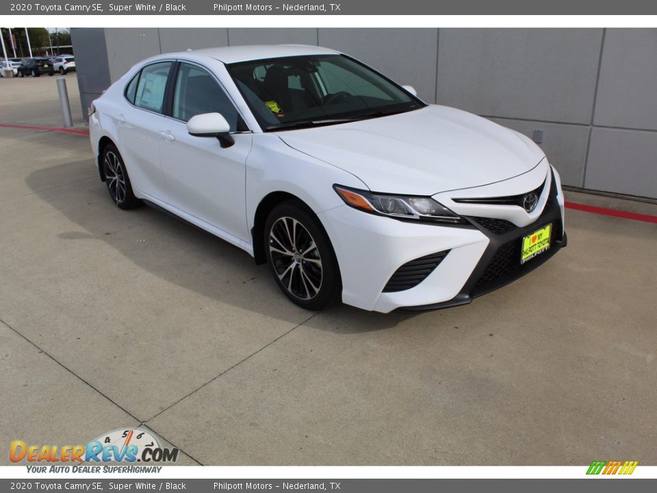 Front 3/4 View of 2020 Toyota Camry SE Photo #2