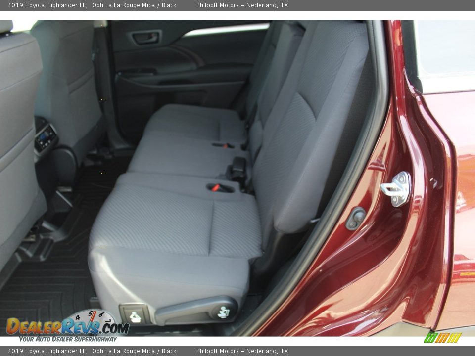 2019 Toyota Highlander LE Ooh La La Rouge Mica / Black Photo #18