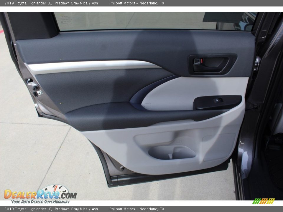 2019 Toyota Highlander LE Predawn Gray Mica / Ash Photo #19