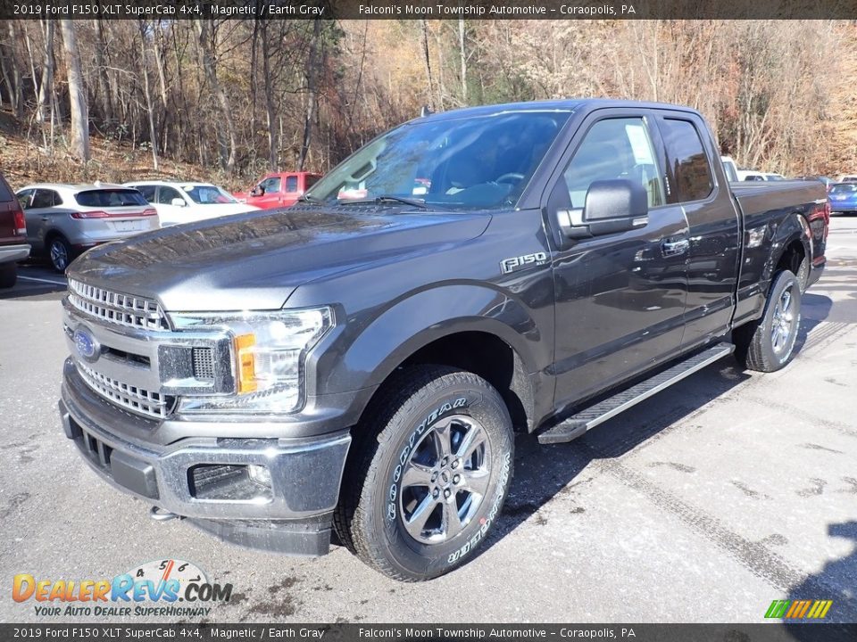 Front 3/4 View of 2019 Ford F150 XLT SuperCab 4x4 Photo #5