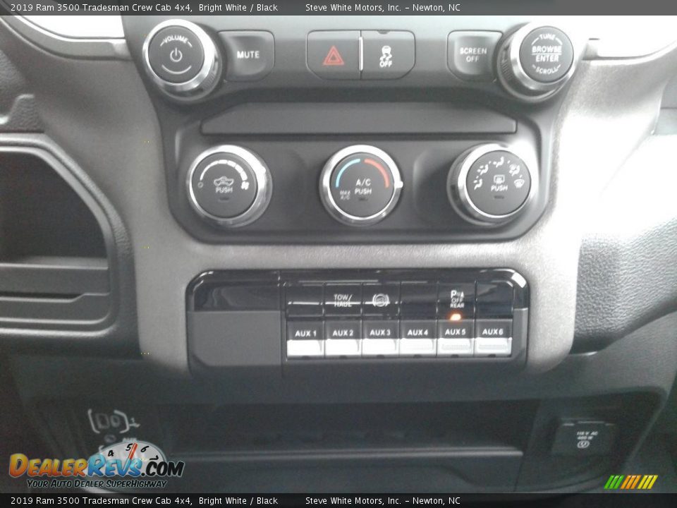 2019 Ram 3500 Tradesman Crew Cab 4x4 Bright White / Black Photo #22