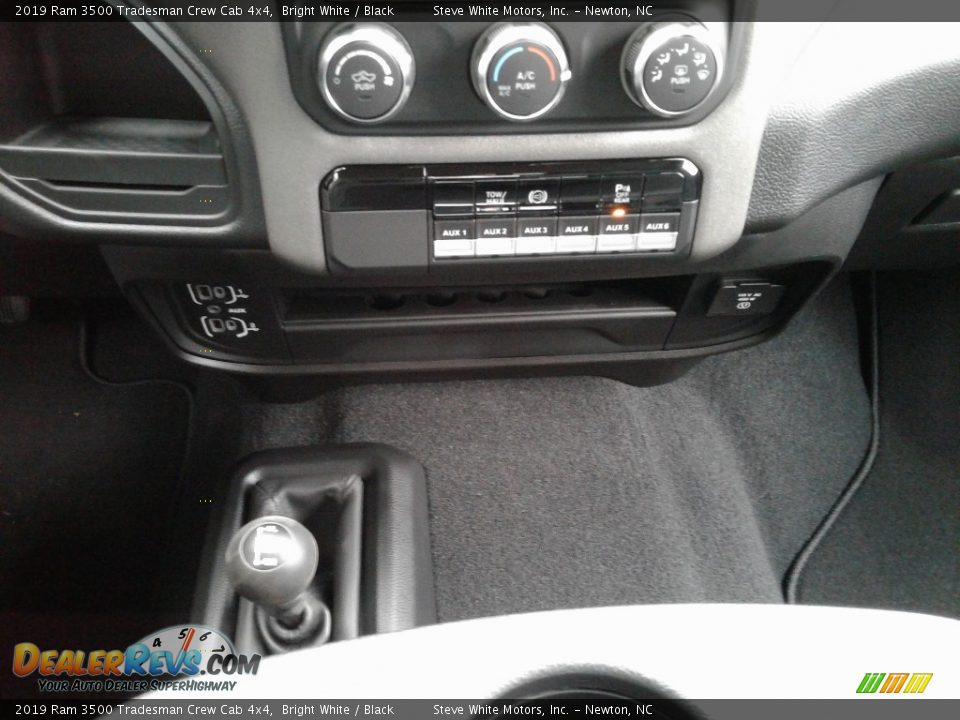 2019 Ram 3500 Tradesman Crew Cab 4x4 Bright White / Black Photo #23