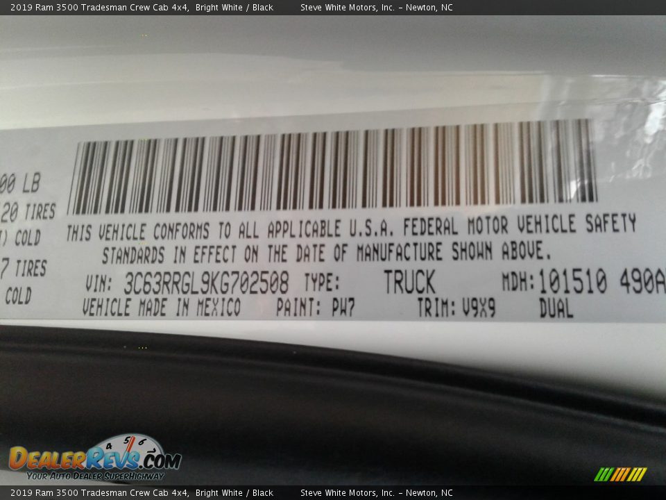 2019 Ram 3500 Tradesman Crew Cab 4x4 Bright White / Black Photo #29