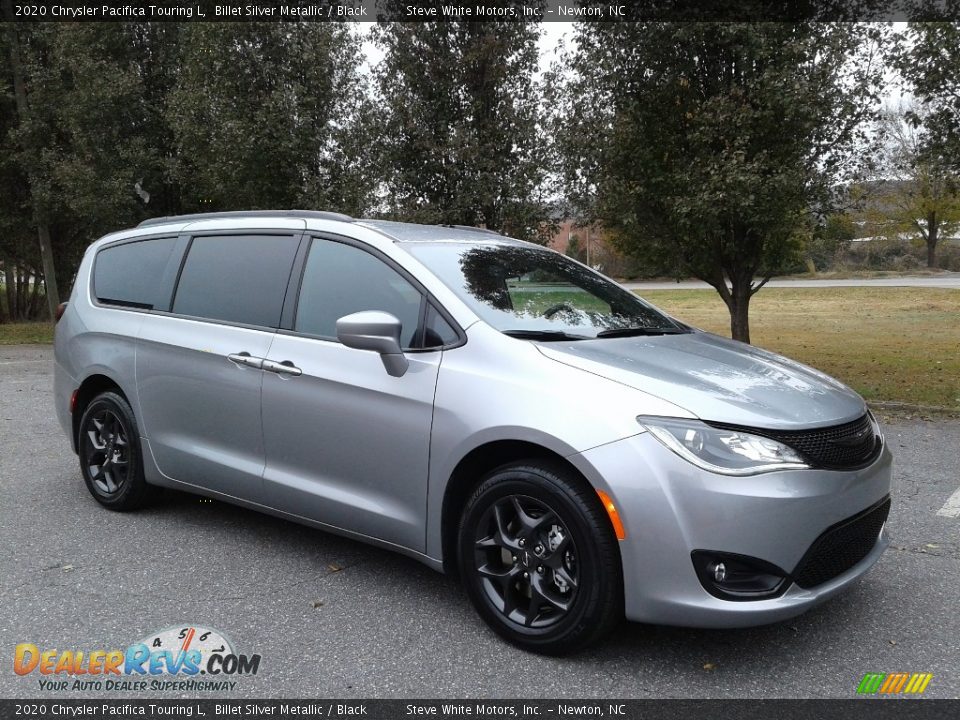 Front 3/4 View of 2020 Chrysler Pacifica Touring L Photo #4