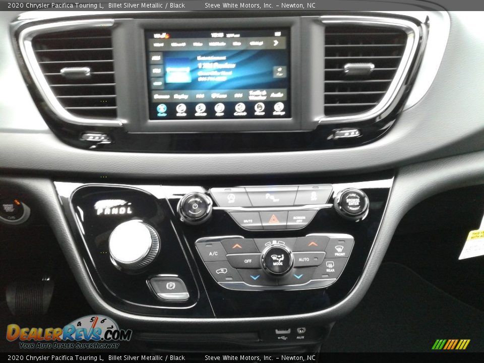 Controls of 2020 Chrysler Pacifica Touring L Photo #23