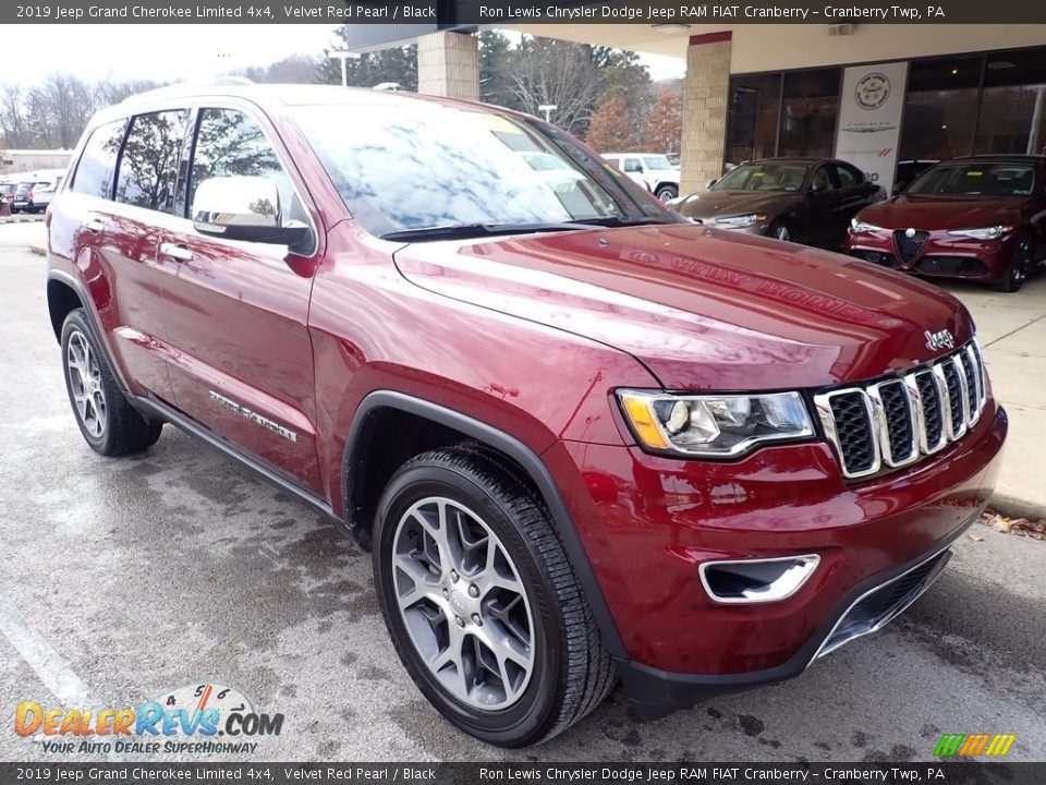 Front 3/4 View of 2019 Jeep Grand Cherokee Limited 4x4 Photo #3