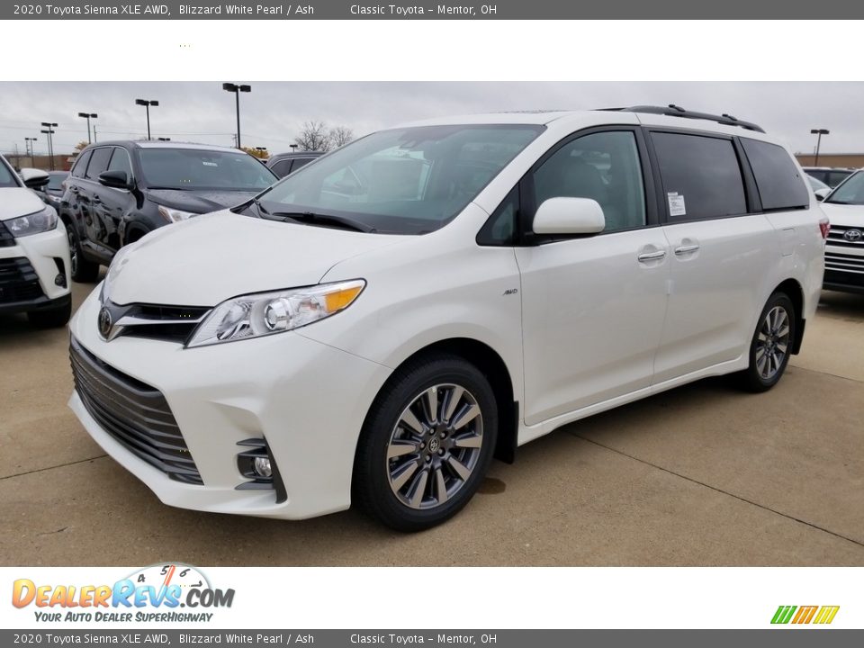 Front 3/4 View of 2020 Toyota Sienna XLE AWD Photo #1