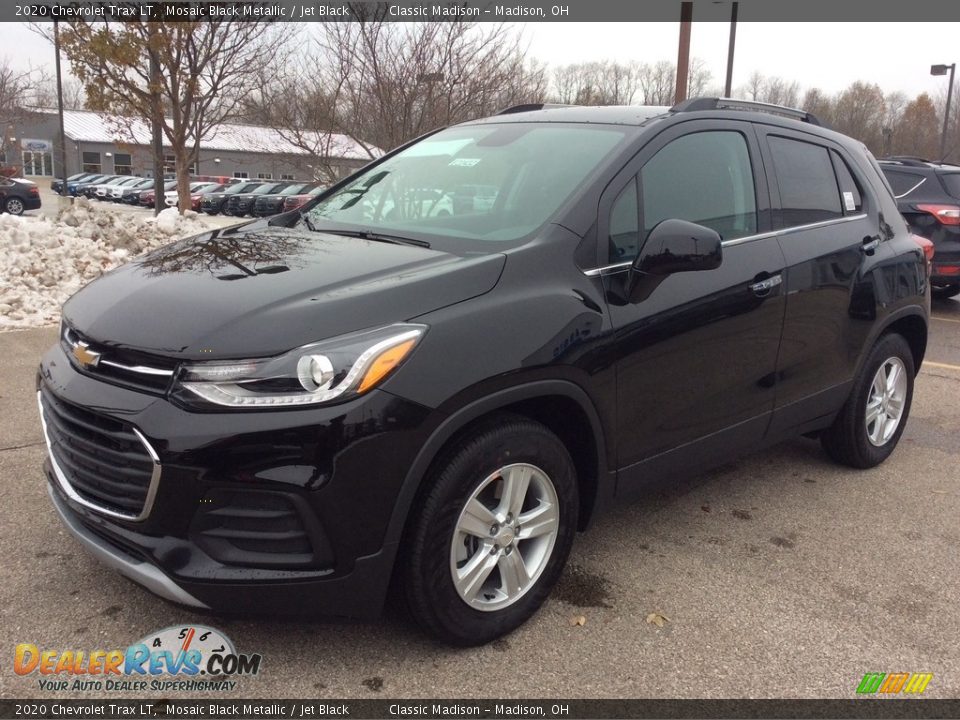 Front 3/4 View of 2020 Chevrolet Trax LT Photo #5