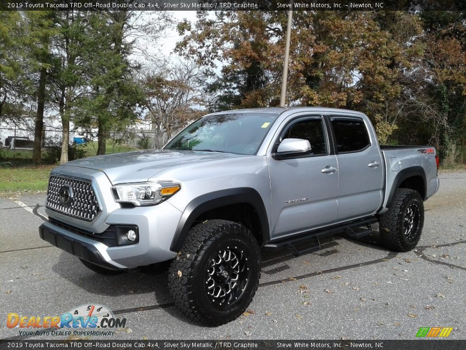 Front 3/4 View of 2019 Toyota Tacoma TRD Off-Road Double Cab 4x4 Photo #2