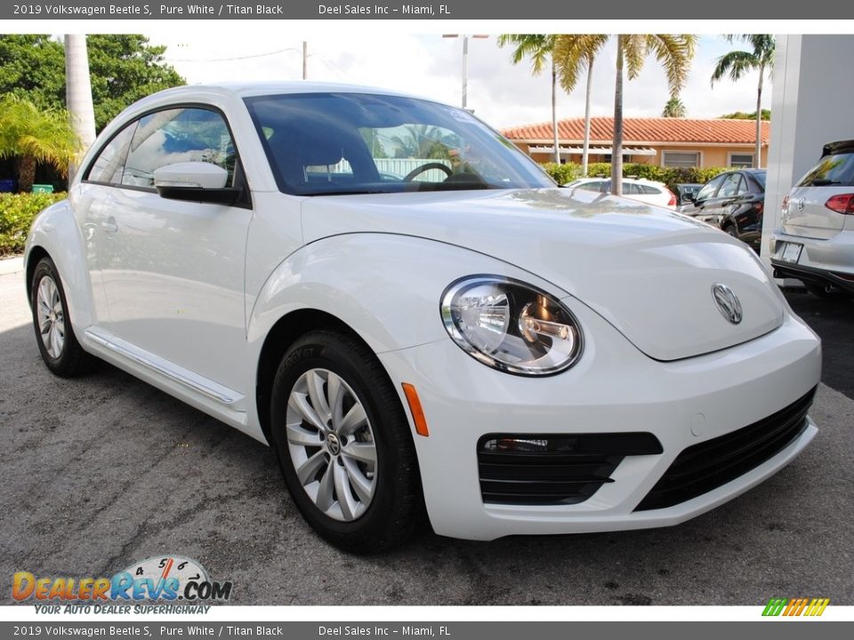 Front 3/4 View of 2019 Volkswagen Beetle S Photo #2