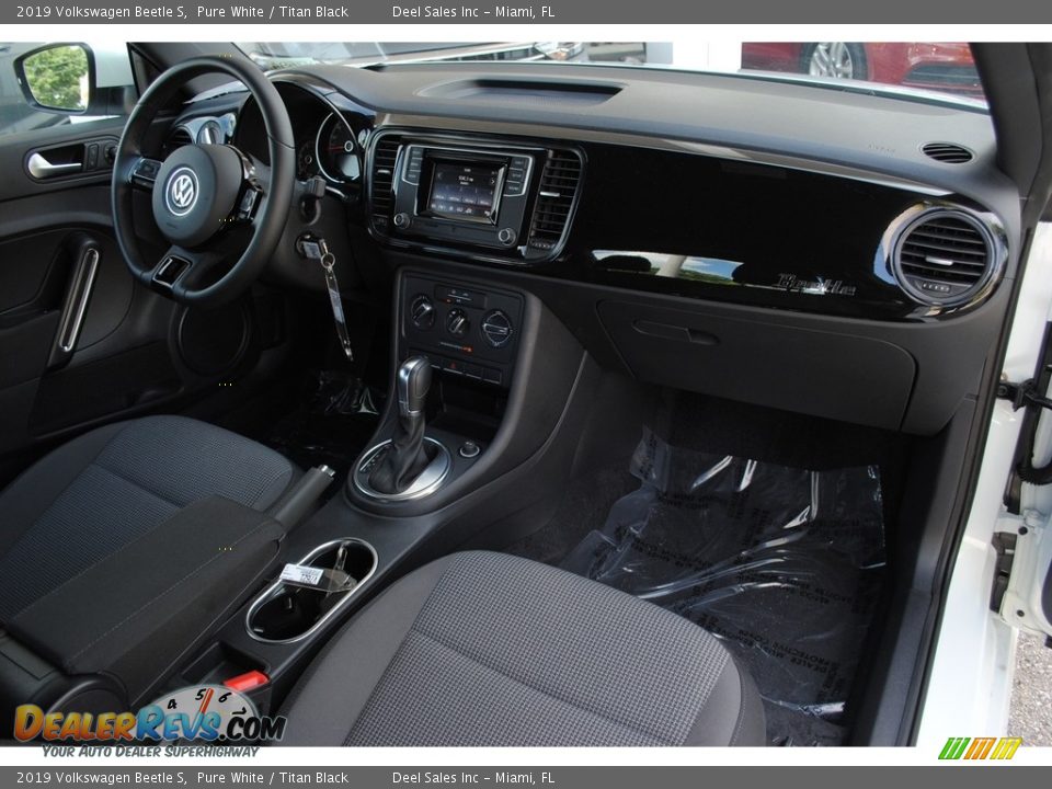 2019 Volkswagen Beetle S Pure White / Titan Black Photo #17