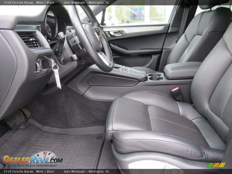 2018 Porsche Macan White / Black Photo #10