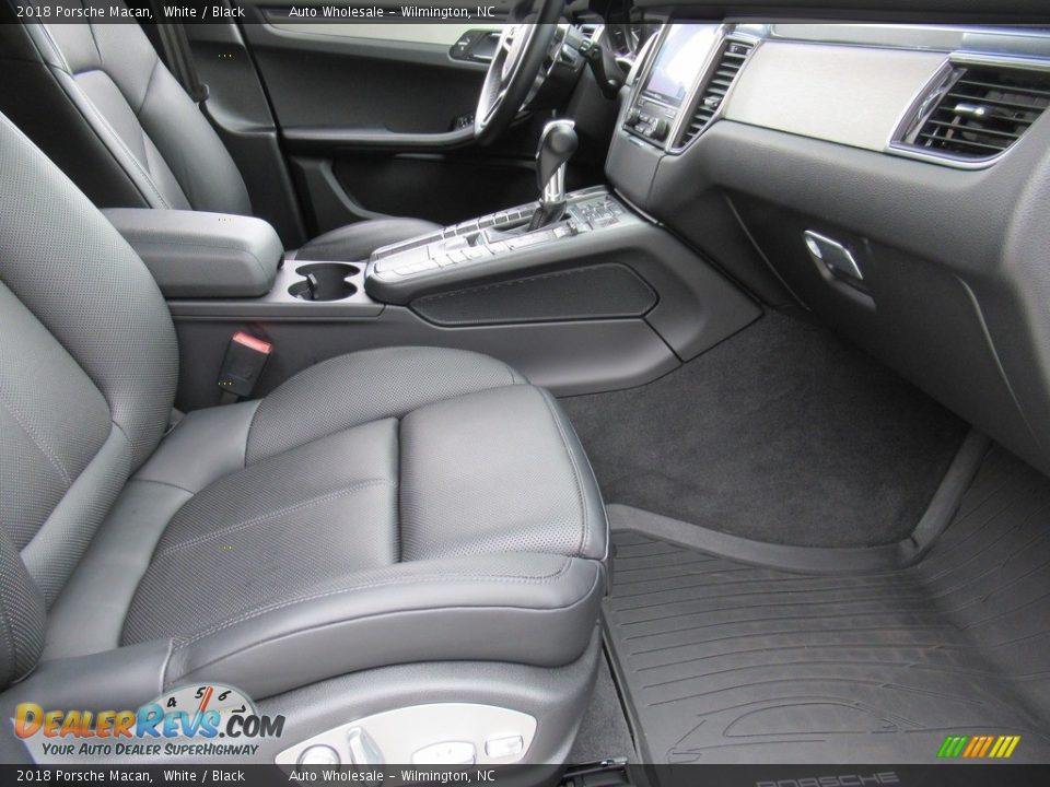2018 Porsche Macan White / Black Photo #12
