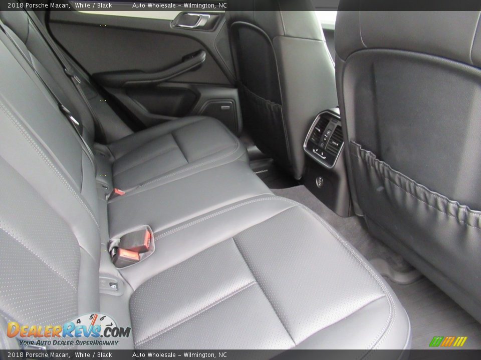2018 Porsche Macan White / Black Photo #13