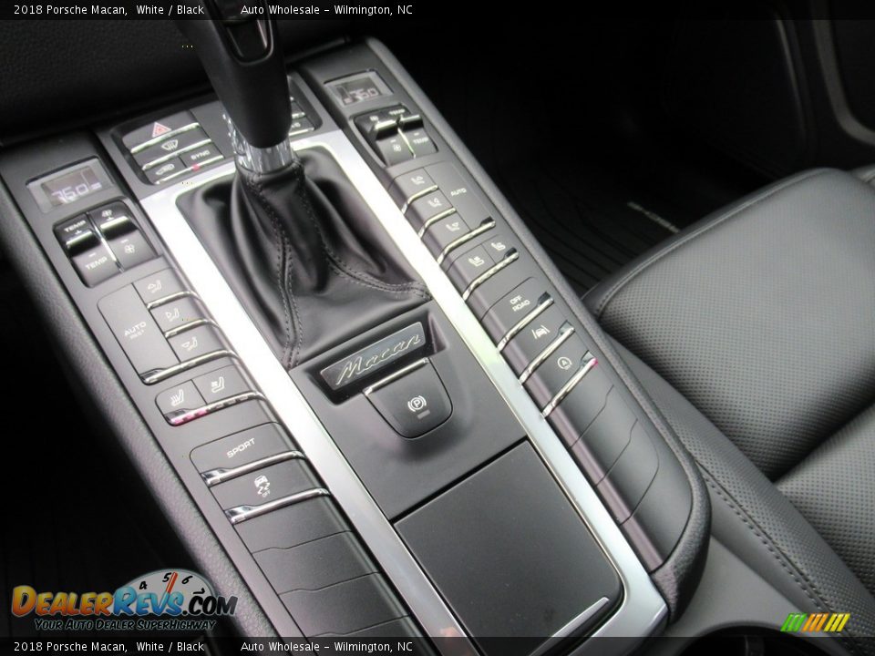 2018 Porsche Macan White / Black Photo #20