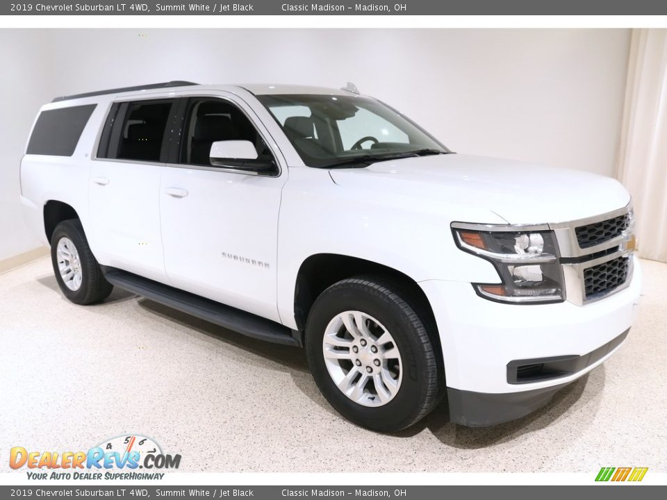 Front 3/4 View of 2019 Chevrolet Suburban LT 4WD Photo #1