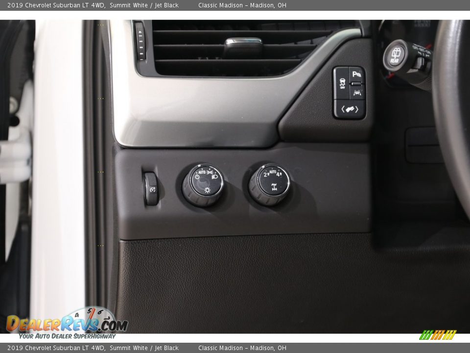 Controls of 2019 Chevrolet Suburban LT 4WD Photo #6