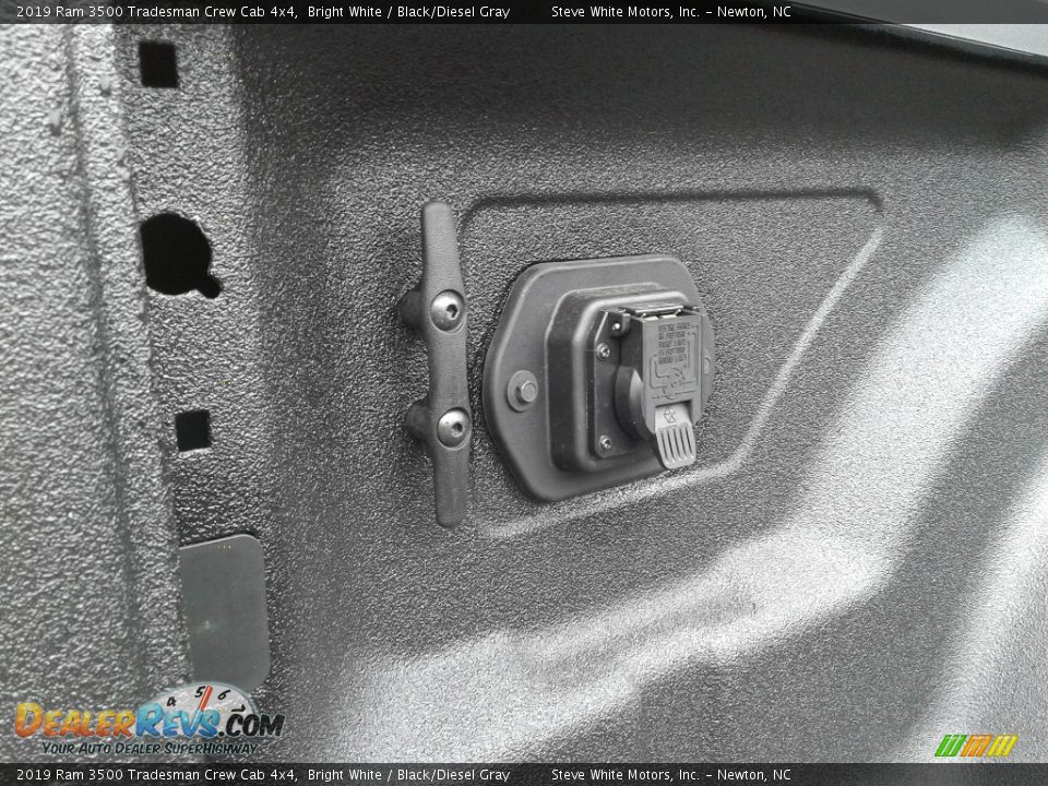 2019 Ram 3500 Tradesman Crew Cab 4x4 Bright White / Black/Diesel Gray Photo #12