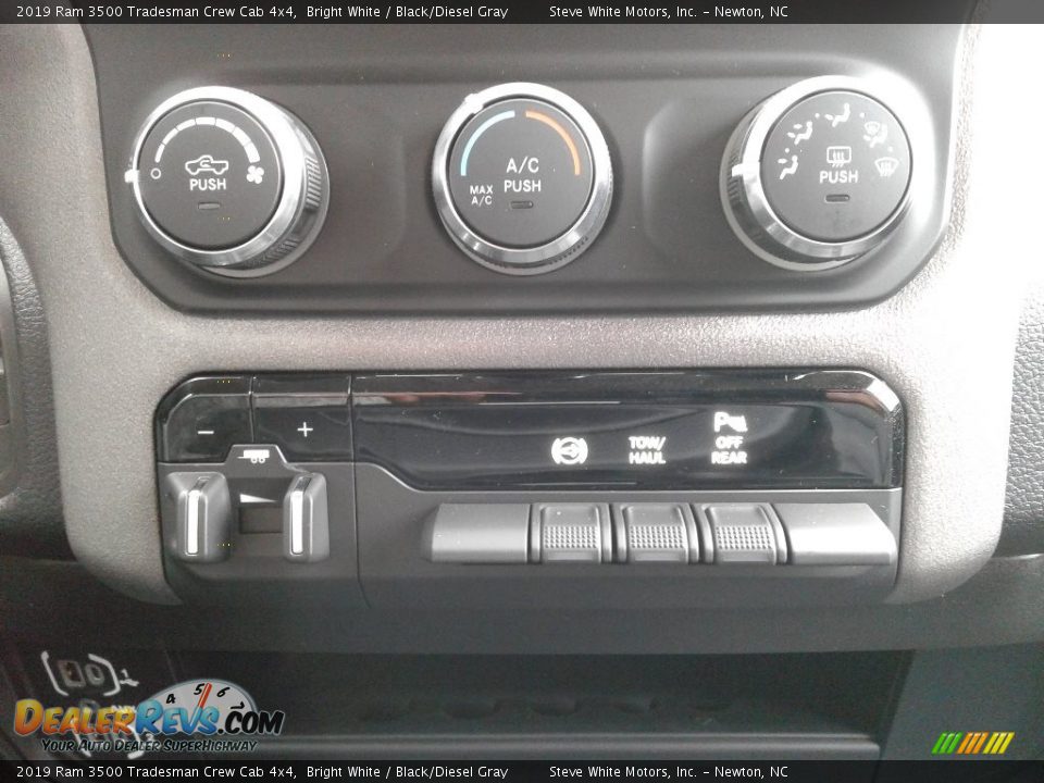 2019 Ram 3500 Tradesman Crew Cab 4x4 Bright White / Black/Diesel Gray Photo #22