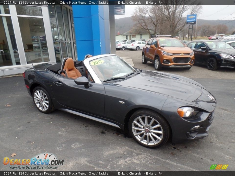 Front 3/4 View of 2017 Fiat 124 Spider Lusso Roadster Photo #1