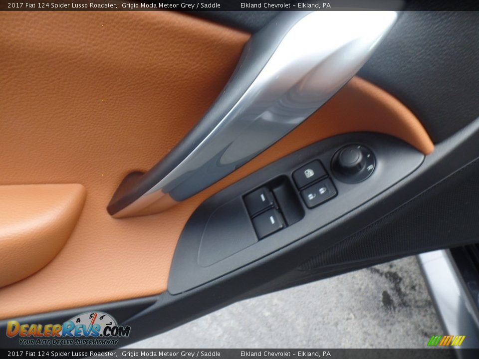 Controls of 2017 Fiat 124 Spider Lusso Roadster Photo #22