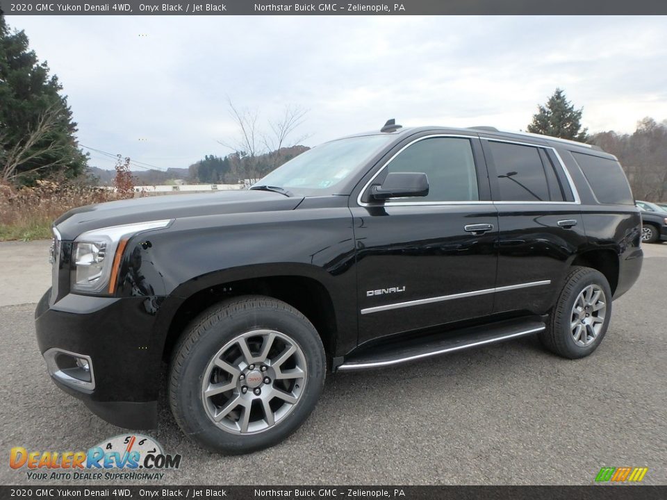 Front 3/4 View of 2020 GMC Yukon Denali 4WD Photo #1