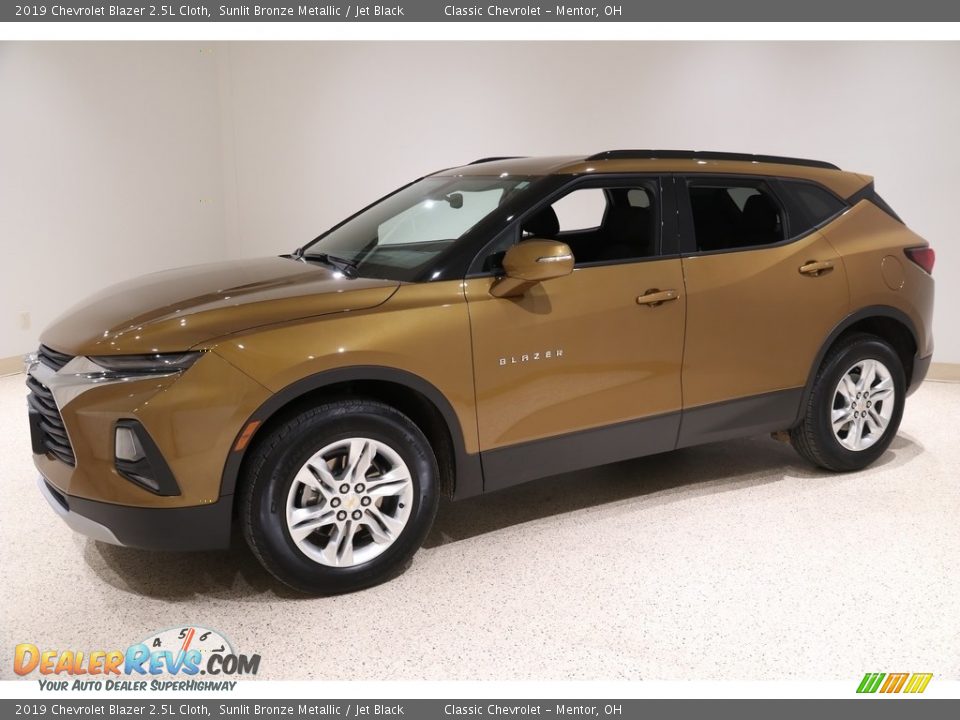 Front 3/4 View of 2019 Chevrolet Blazer 2.5L Cloth Photo #3