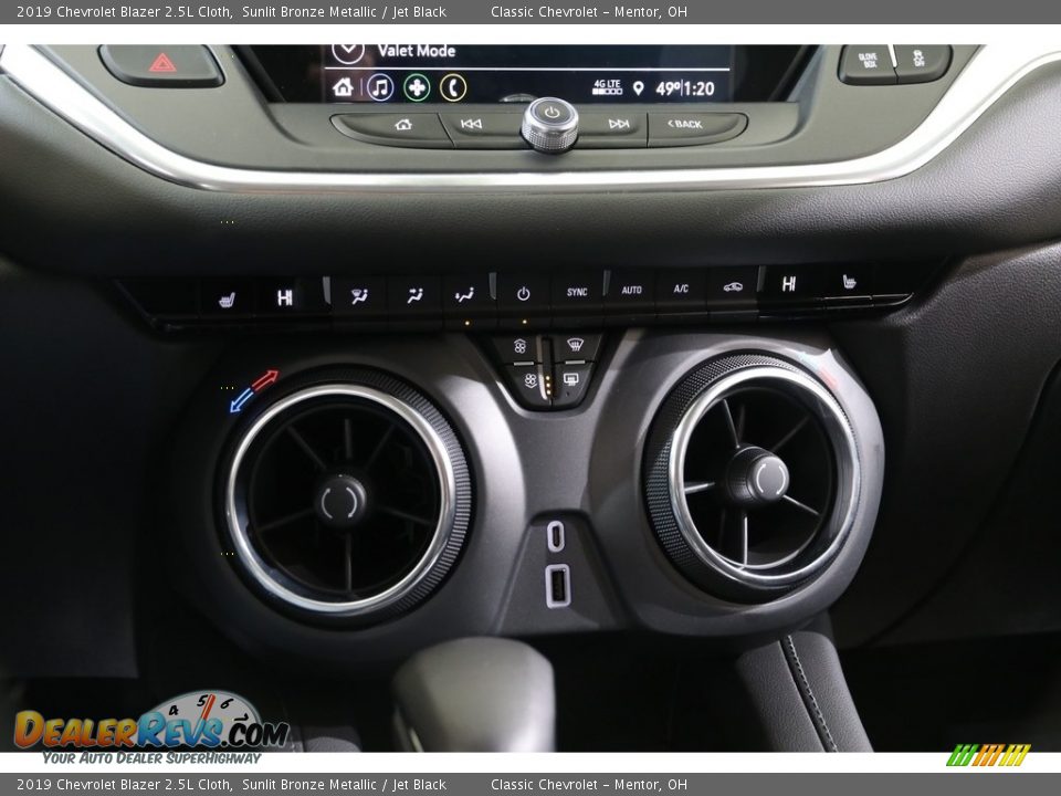 Controls of 2019 Chevrolet Blazer 2.5L Cloth Photo #16