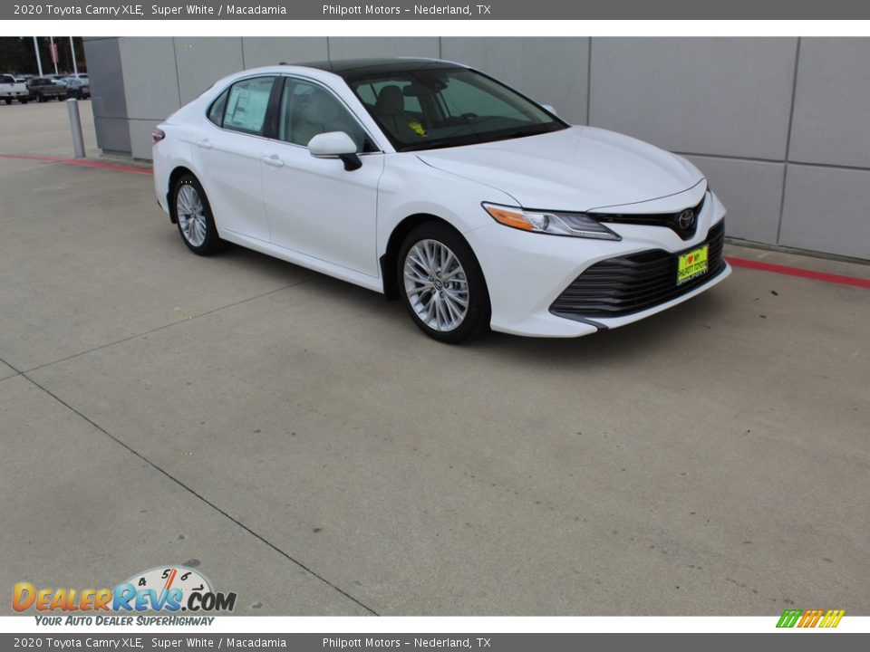 2020 Toyota Camry XLE Super White / Macadamia Photo #2