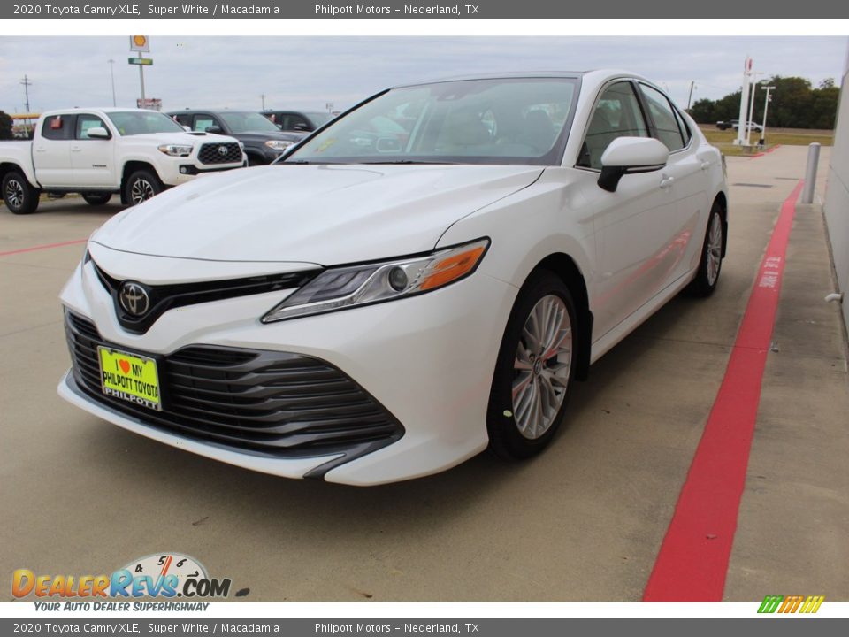 2020 Toyota Camry XLE Super White / Macadamia Photo #4