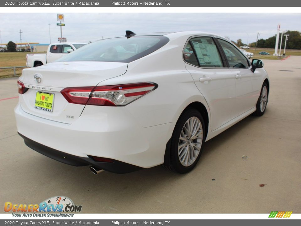 2020 Toyota Camry XLE Super White / Macadamia Photo #8