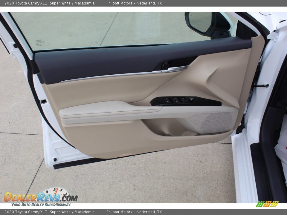 2020 Toyota Camry XLE Super White / Macadamia Photo #9