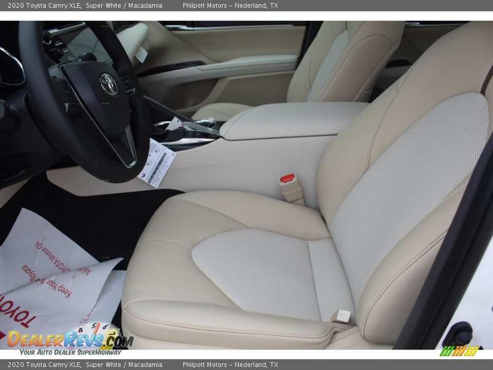 2020 Toyota Camry XLE Super White / Macadamia Photo #10