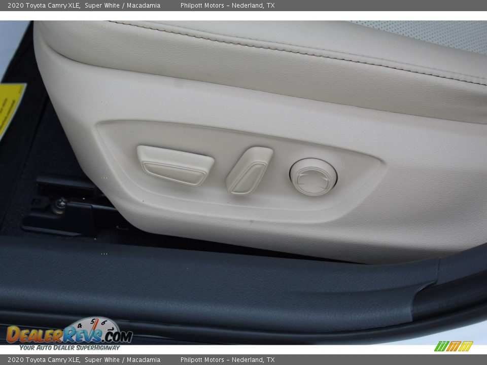 2020 Toyota Camry XLE Super White / Macadamia Photo #11