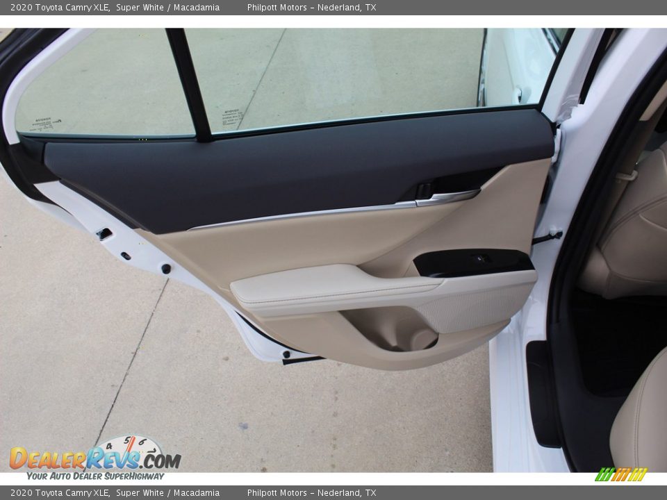2020 Toyota Camry XLE Super White / Macadamia Photo #18