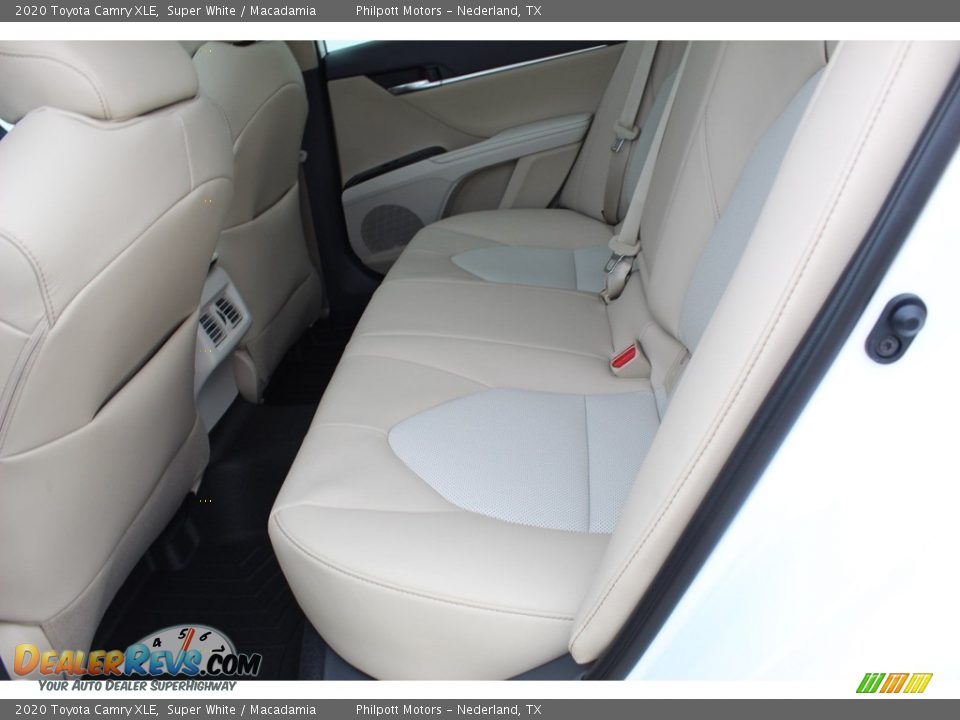 2020 Toyota Camry XLE Super White / Macadamia Photo #19
