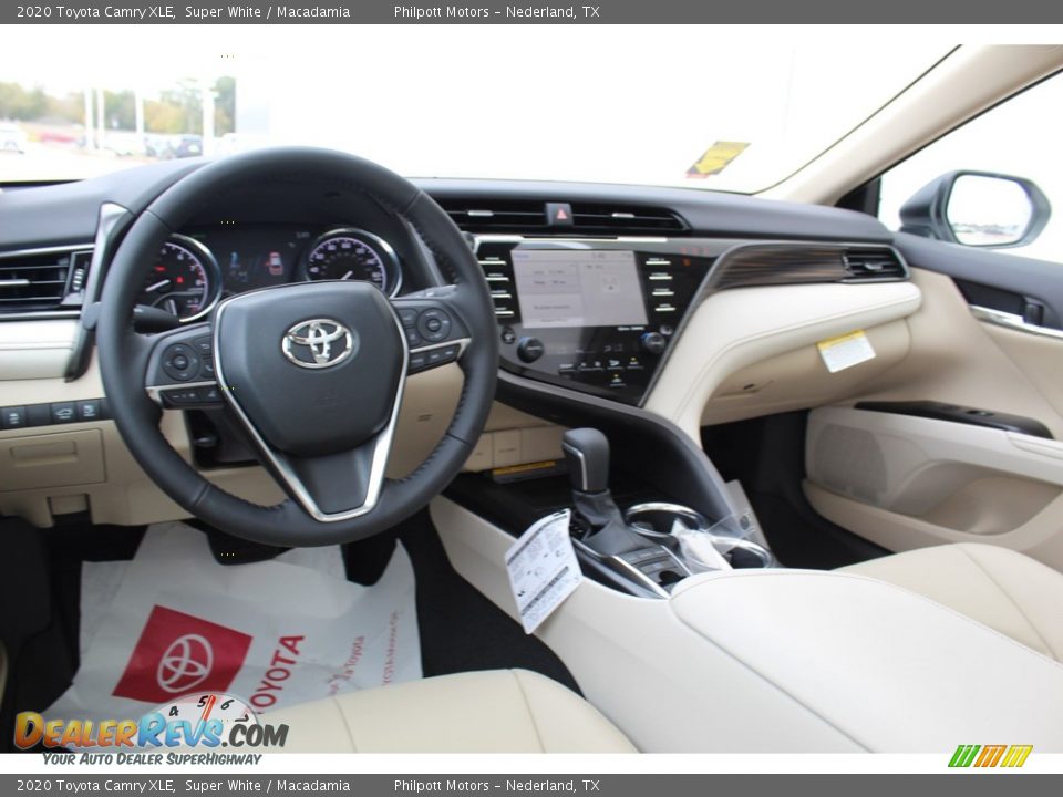 2020 Toyota Camry XLE Super White / Macadamia Photo #20