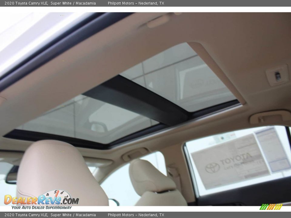 2020 Toyota Camry XLE Super White / Macadamia Photo #22